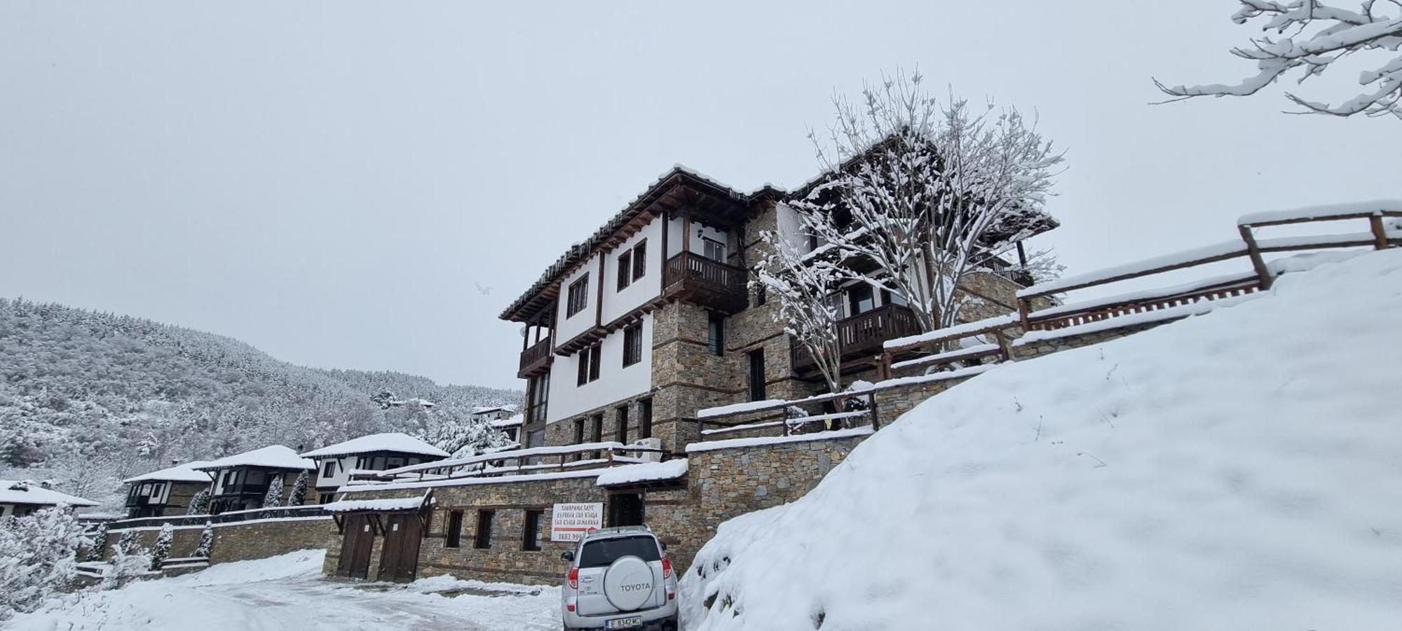 Панорама Хаус Лещен И Еко Къщи Дървена И Землянка Buitenkant foto