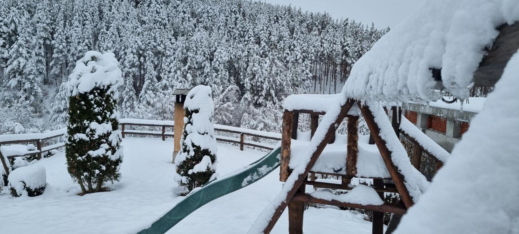 Панорама Хаус Лещен И Еко Къщи Дървена И Землянка Buitenkant foto