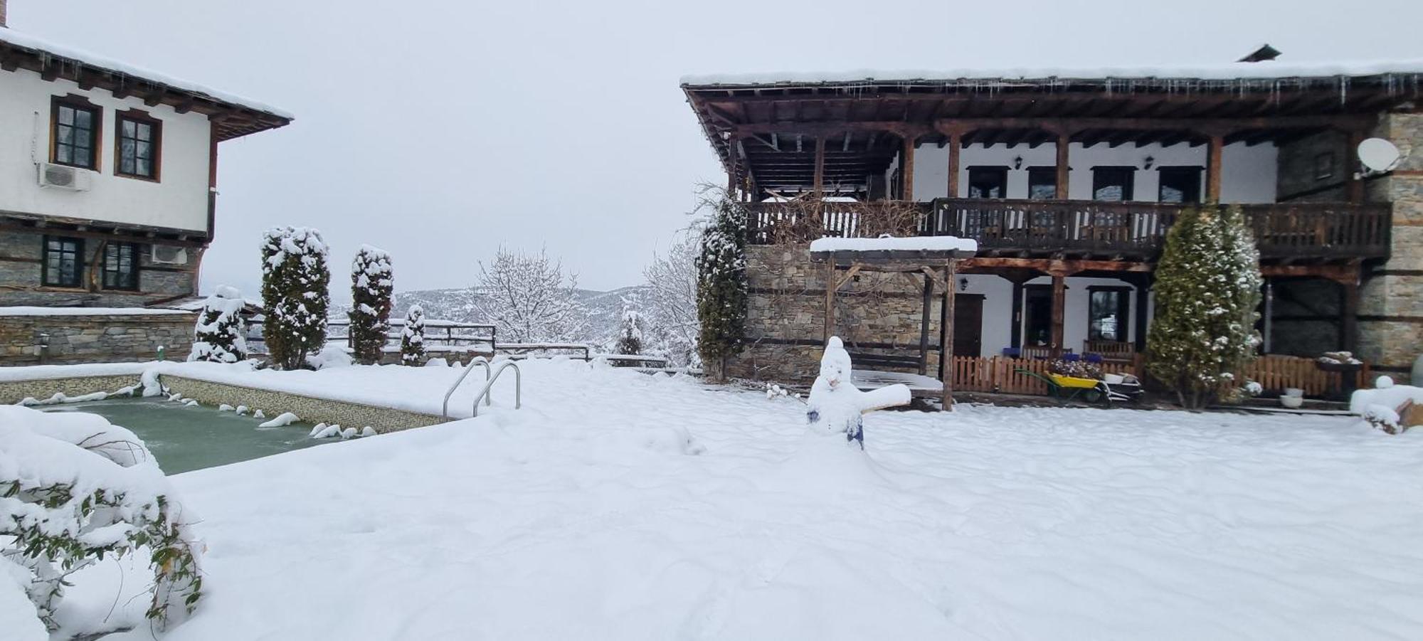 Панорама Хаус Лещен И Еко Къщи Дървена И Землянка Buitenkant foto