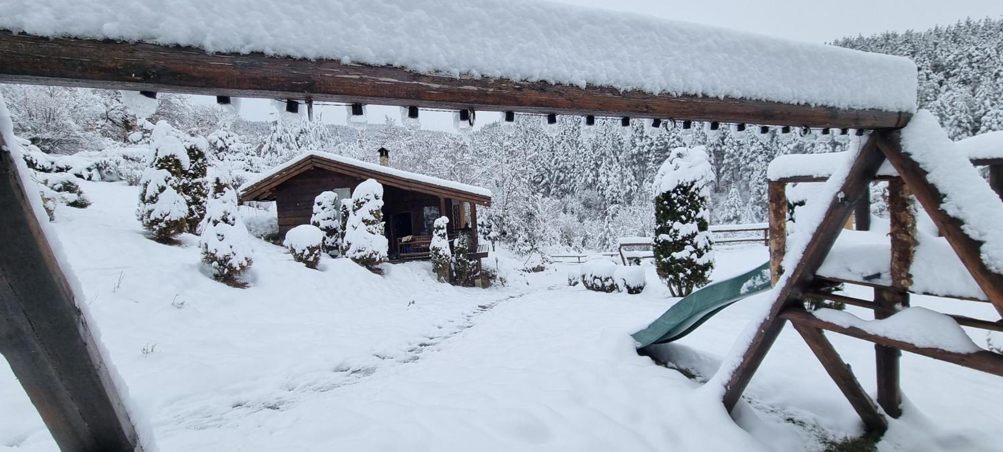 Панорама Хаус Лещен И Еко Къщи Дървена И Землянка Buitenkant foto