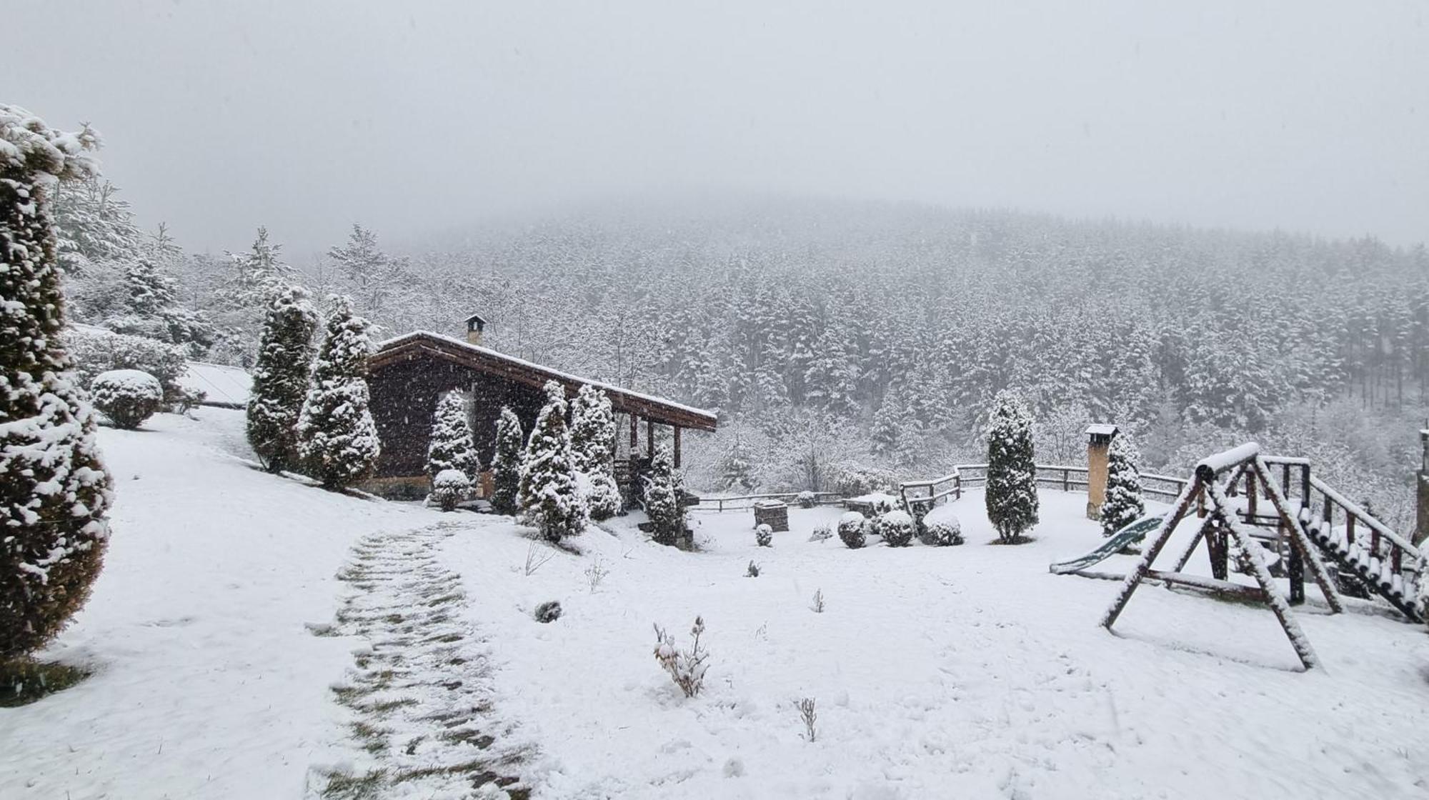 Панорама Хаус Лещен И Еко Къщи Дървена И Землянка Buitenkant foto