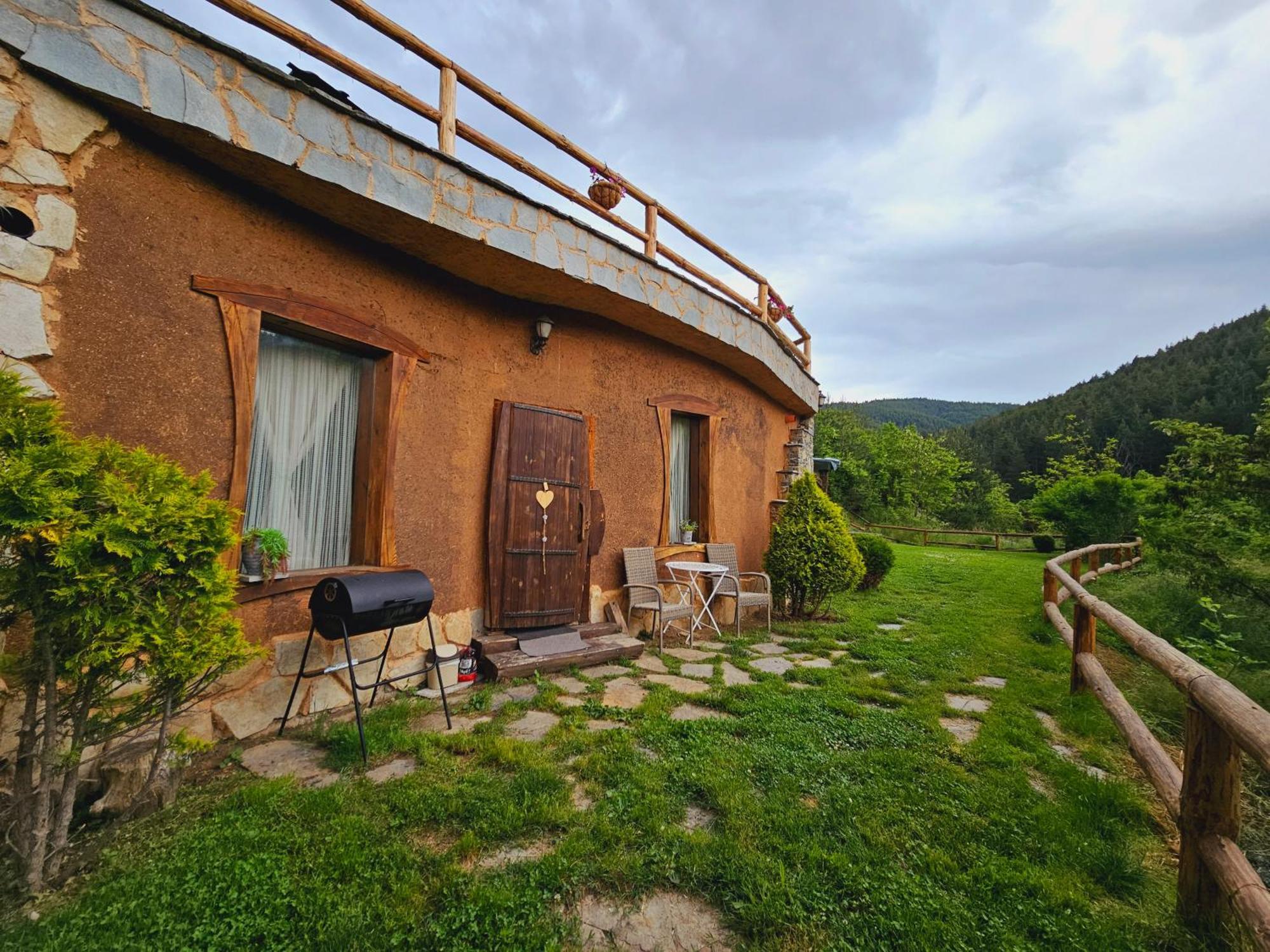 Панорама Хаус Лещен И Еко Къщи Дървена И Землянка Buitenkant foto